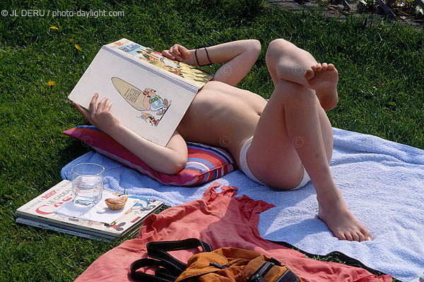 petite fille lisant une bande dessine - little girl reading a comic strip